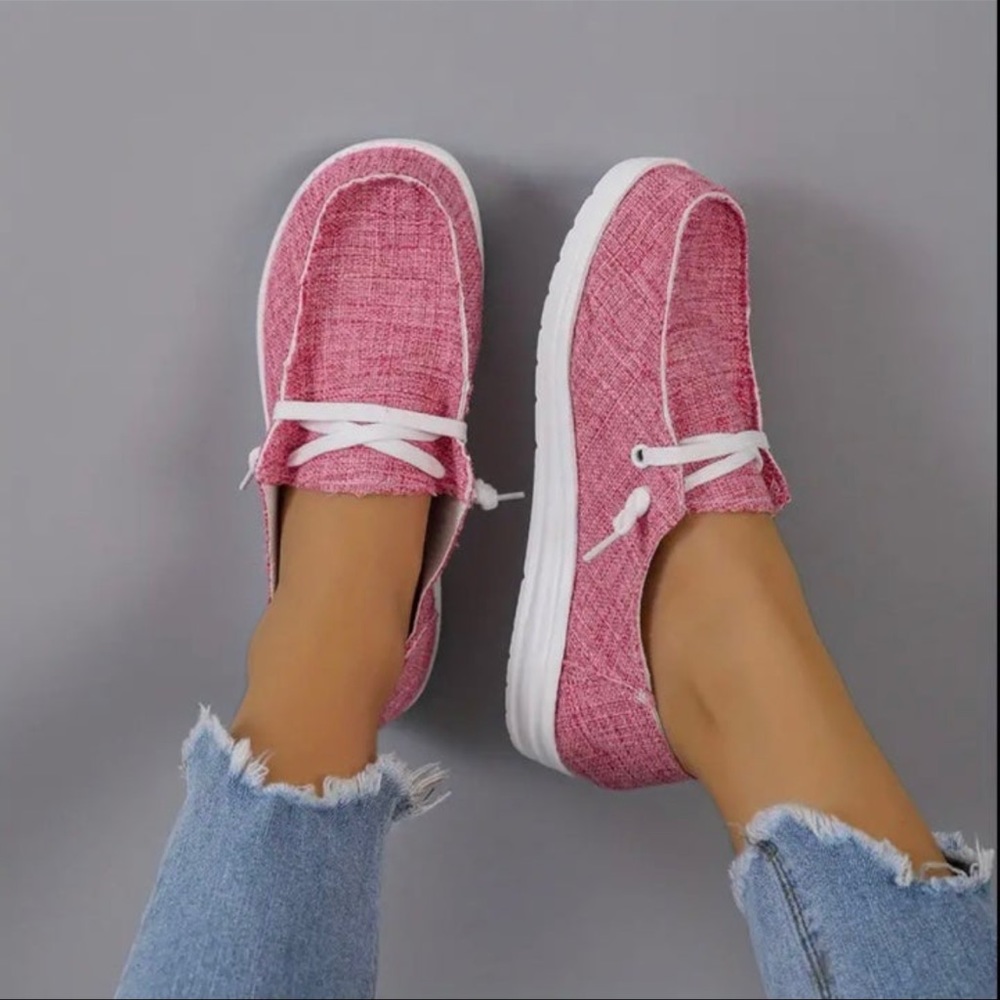 NWOT Womens Rose Red Lightweight Canvas Shoes - Size 6.5
